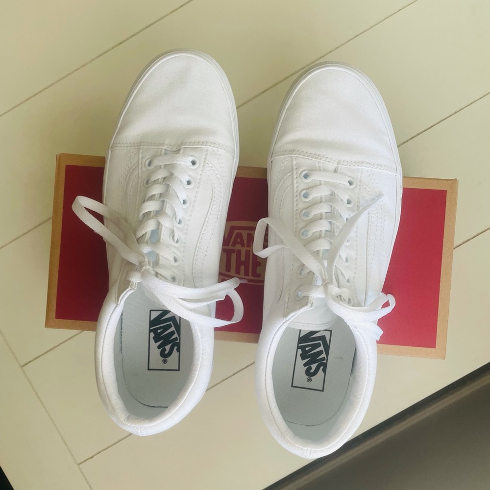 Men’s White Canvas Old Skoole Size 9.5